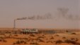 Ảnh tư liệu nơi lắp dầu trong sa mạc gần khu vực giàu dầu mỏ ở Khouris, Ả rập Xê-út.