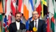 Ông Tero Tapio Varjoranta (phải), Phó Tổng giám đốc IAEA, và ông Reza Najafi, Đại sứ Iran tại IAEA tại cuộc họp ở Vienne, 29/10/13