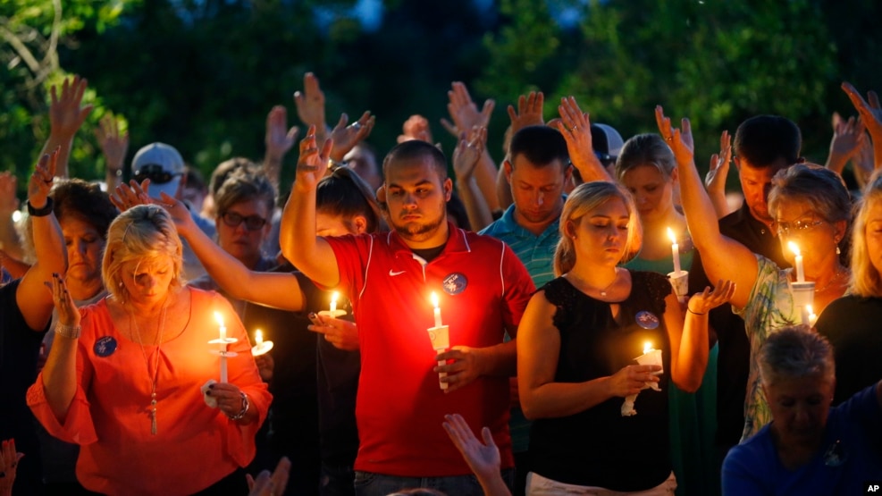 Người dân thắp nến cầu nguyện cho các sĩ quan cảnh sát bị bắn chết tại Baton Rouge, ngày 18/7/2016.