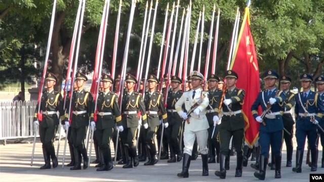 在人民大会堂前接受习近平检阅的解放军（美国之音东方拍摄） 