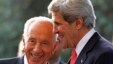 U.S. Secretary of State John Kerry (r) meets with Israeli President Shimon Peres in Jerusalem, May 23, 2013. 