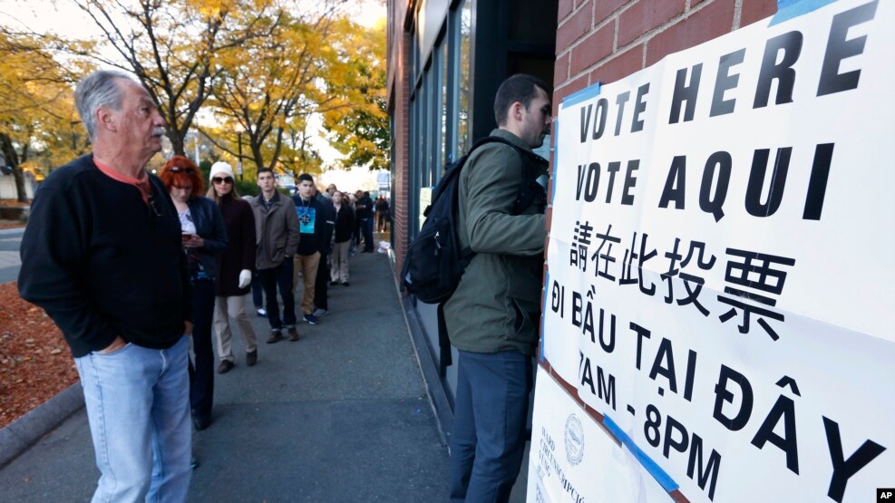 Người dân xếp hàng bỏ phiếu ở East Boston, ngày 8 tháng 11 năm 2016. 