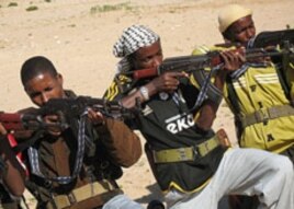 Somali's are trained how to handle assault rifles at the Arbiska training camp just outside the Somali capital, Mogadishu (2006 file photo)