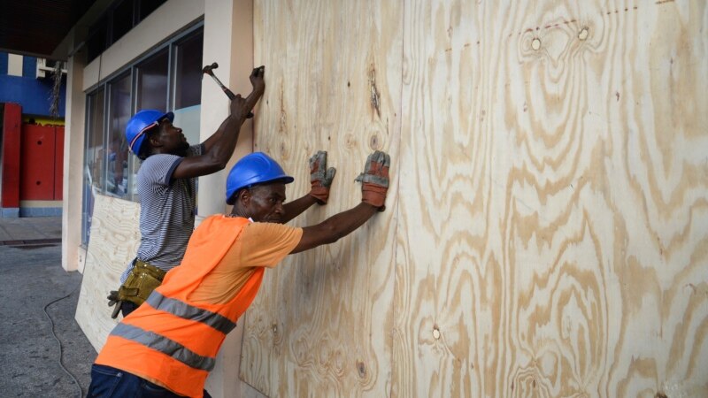 США рекомендуют своим гражданам покинуть Гаити из-за урагана "Мэттью"