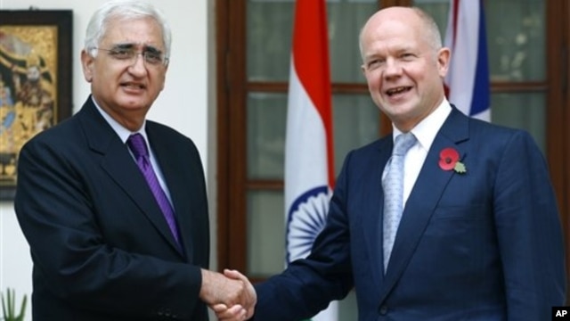 Indian Foreign Minister Salman Khurshid, left, with British Foreign Secretary William Hague, New Delhi, Nov. 8, 2012.