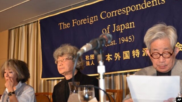Author Keiko Ochiai, journalist Satoshi Kamata and Nobel literature laureate Kenzaburo Oe prepare to speak to reporters in Tokyo, February 8, 2012.