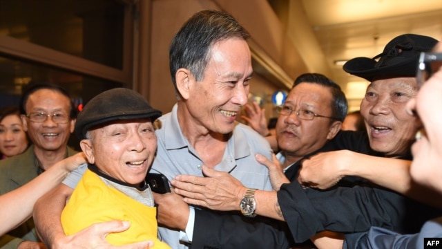 Blogger Điếu Cày được một số cá nhân và đoàn thể người Việt quốc gia ở hải ngoại đón tiếp nồng hậu tại sân bay Los Angeles, ngày 22 tháng 10.