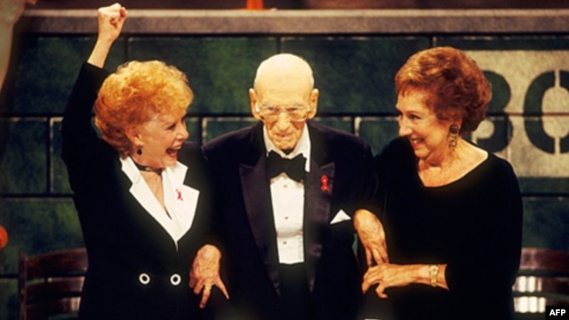 Actresses Gwen Verdon, left, and Jean Stapleton with George Abbott, who celebrated his 107th birthday at the 1994 Tony Awards