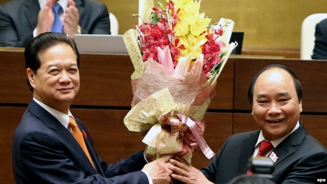 Cựu Thủ tướng Nguyễn Tấn Dũng chúc mừng tân Thủ tướng Nguyễn Xuân Phúc sau khi ông Phúc tuyên thệ nhậm chức tại Hà Nội, ngày 7/4/2016.