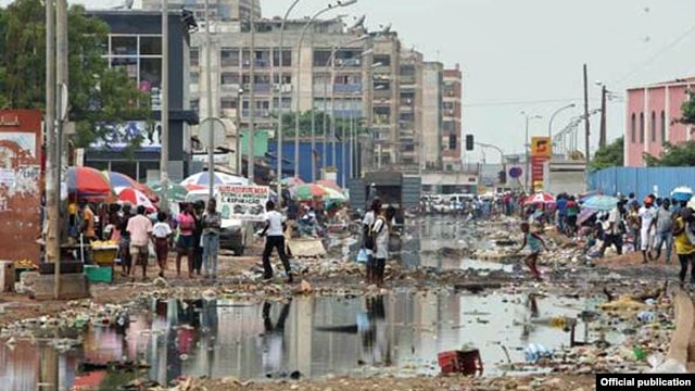 Luanda não padece apenas da falta de água e de eletricidade como também de saneamento e redes de drenagem, com ficou demonstrado com as chuvas durante o mês de Novembro