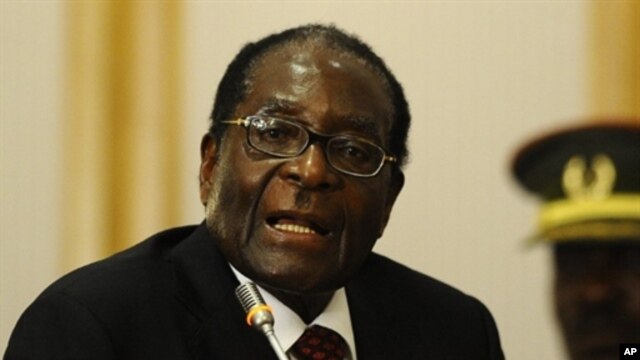 Zimbabwean president Robert Mugabe, 17 Aug 2010 (file photo)