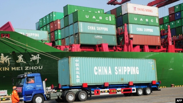 Xe tải chở container rời cảng Thanh Đảo, tỉnh Liêu Ninh, đông bắc Trung Quốc, ngày 20/1/2014.