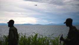 Un hélicoptère de la Monusco survole le Lac Kivu, tandis que des rebelles du M23 progressent sur la rive à Goma, RDC, 20 novembre 2012 