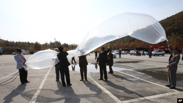 South Korean activists prepare to release a balloon with leaflets condemning North Korea near Unification Observation Post in Paju, South Korea, October 29, 2012.