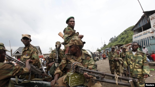 Para pemberontak Kongo berpatroli di jalanan wilayah Sake, 25 kilometer dari utara Goma sesaat setalah berhasil merebut kota tersebut dari pemerintah DRC (Foto: dok). Para pemberontak menolak seruan mundur dari wilayah tersebut dan menuntut bicara dengan Presiden Kongo, Joseph Kabli. 