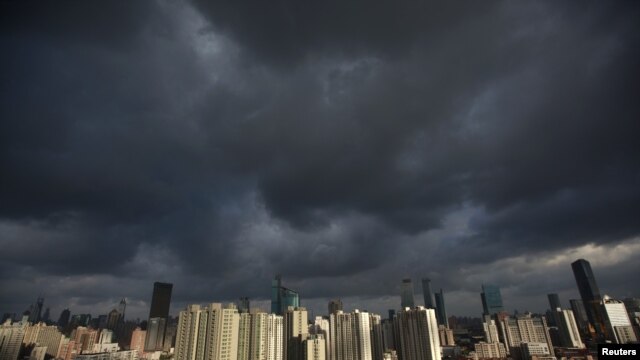 Dark clouds cover the sky in downtown Shanghai, August 6, 2012.