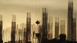 Công nhân làm việc tại một công trường xây dựng ở Hà Nội