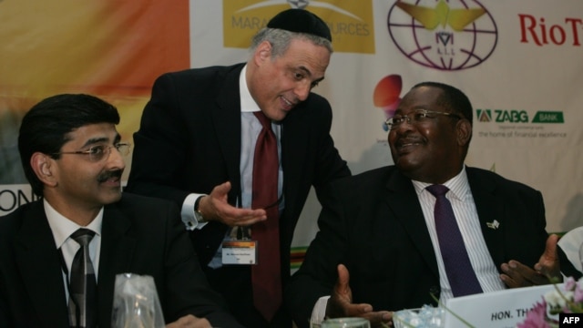 Reuven Kaufman President of the Diamond Dealers Club of New York (C) talks with Zimbabwean Minister of Mines and Mining Development Obert Mpofu (R) during the Zimbabwean Diamond Conference, Victoria Falls, November 13, 2012.