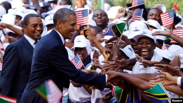 Rais Barack Obama wa Marekani pamoja na mwenyeji wake Rais Jakaya Kikwete akiwasalimia Watanzania akiwa Dar es Salaam