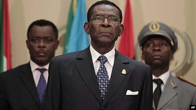 Tổng thống Teodoro Obiang của Guinea Xích Đạo (giữa) bị tố cáo là tham nhũng, đã để nhân dân sống trong nghèo khó mặc dầu nước này có nguồn dầu hỏa phong phú
