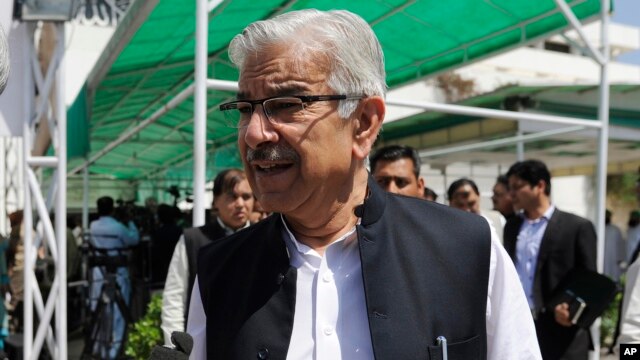 Bộ trưởng Quốc phòng Pakistan Khawaja Muhammad Asif rời Quốc hội sau khi tham dự một phiên họp chung để thảo luận về cuộc khủng hoảng ở Yemen, Islamabad, Pakistan hồi tháng Tư năm 2015.