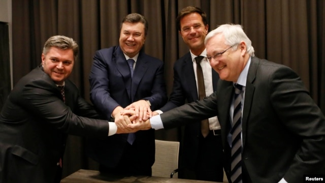 Bộ trưởng Năng lượng của Ukraina Stavitsky, Tổng thống Ukraina Yanukovich, Thủ tướng Hà Lan Rutte Tổng giám đốc Voser cua công ty Shell bắt tay sau khi ký hợp đồng ở Davos 24/1/13  