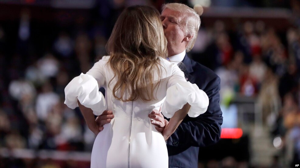 Ceñida en un largo vestido blanco, la tercera esposa de Donald Trump y 24 años más joven que él, elogio a su marido, un hombre que 'hará una verdadera diferencia', aseguró.