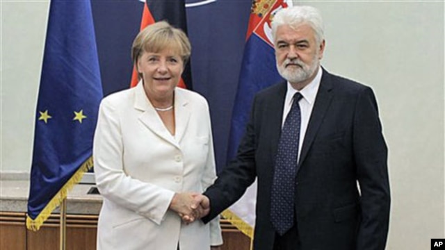 German Chancellor Angela Merkel (L) shakes hands with Mirko Cvetkovic, the Serbian Prime Minister, during an official visit, in Belgrade, Serbia, August 23, 2011