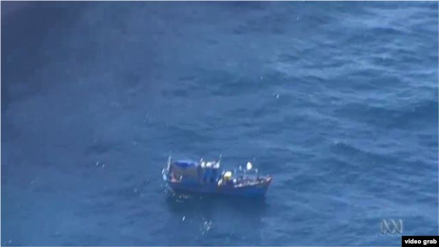Chiếc thuyền chở người Việt Nam xin tị nạn được phát hiện ngoài khơi bờ biển miền tây nước Úc, ngày 20 tháng 7, 2015. (ABC)
