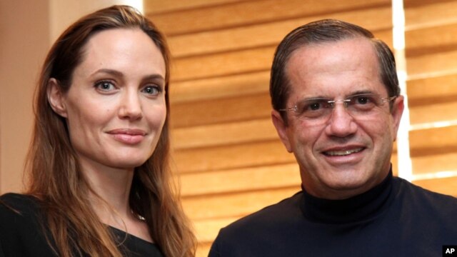 Angelina Jolie con el canciller ecuatoriano Ricardo Patiño