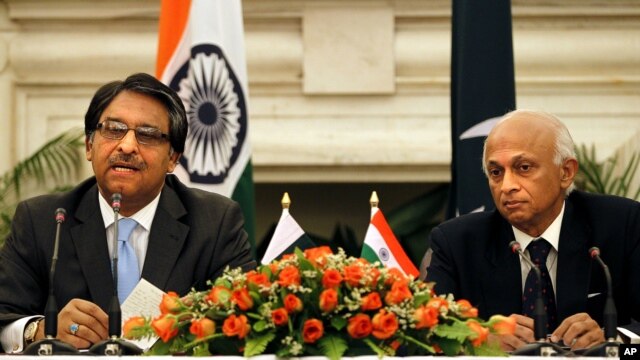 Indian Foreign Secretary Ranjan Mathai (R) with his Pakistani counterpart Jalil Abbas Jilani address a joint press conference, in New Delhi, India , July 5, 2012.