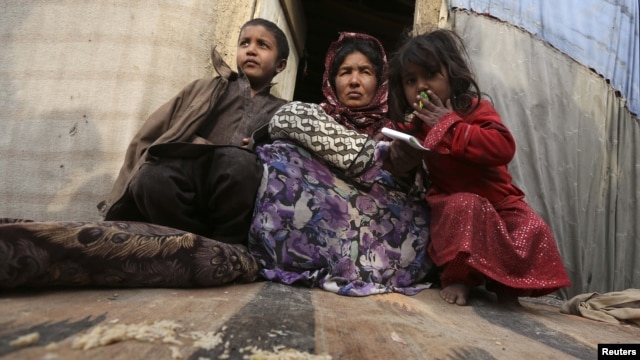 Wani iyali masu gudun hijira a sansaninsu dake Kabul December 12, 2012.   REUTERS/Omar Sobha