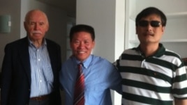 孔杰荣教授（Prof. Cohen)、傅希秋牧师和陈光诚2012年夏在NYU给陈光诚安排的访问学者宿舍。