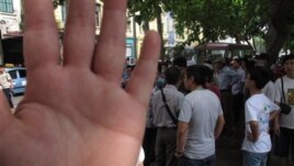 Công an Việt Nam ngăn phóng viên chụp hình vụ bắt giữ người biểu tình tại Hà Nội, ngày 2/6/2013.