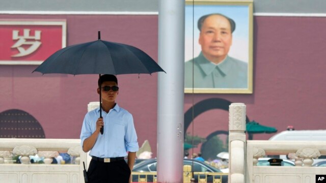 天安门城楼上的毛泽东像。（资料照片）