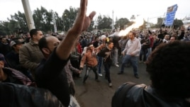 Magoya bayan shugaba Morsi, da masu adawa suka baiwa hamata iska a harabar fadar shugaban kasa a Alkahira, ranar laraba.