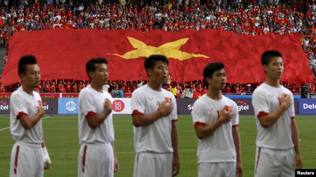 Các cầu thủ Việt Nam hát quốc ca trước mỗi trận đấu ở SEAGAMES.
