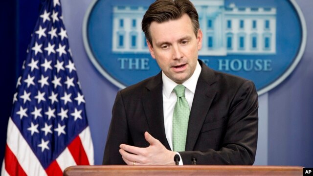 Phát ngôn viên Tòa Bạch Ốc Josh Earnest tại một cuộc họp báo hôm 15/3. 