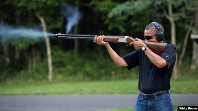 Tổng thống  Obama nhắm bắn các mục tiêu bằng đất sét tại Trại Davi, ngày 4/8/2012.