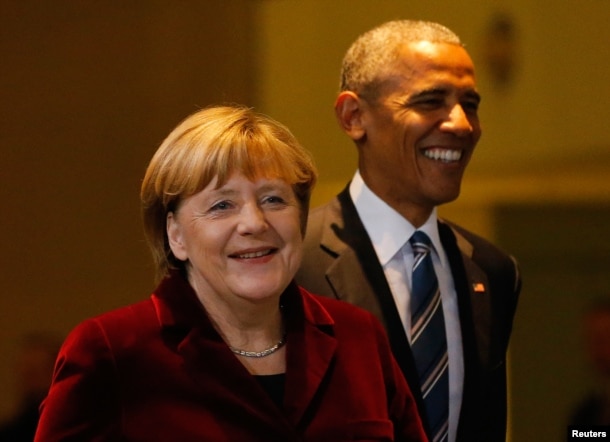 U.S. President Barack Obama walks with German Chancellor Angela Merkel as they arrive for a joint news conference in Berlin, Germany, Nov. 17, 2016.