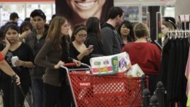 Una multitud llegó a la tienda Target en Burbank, California la misma noche de Acción de Gracias