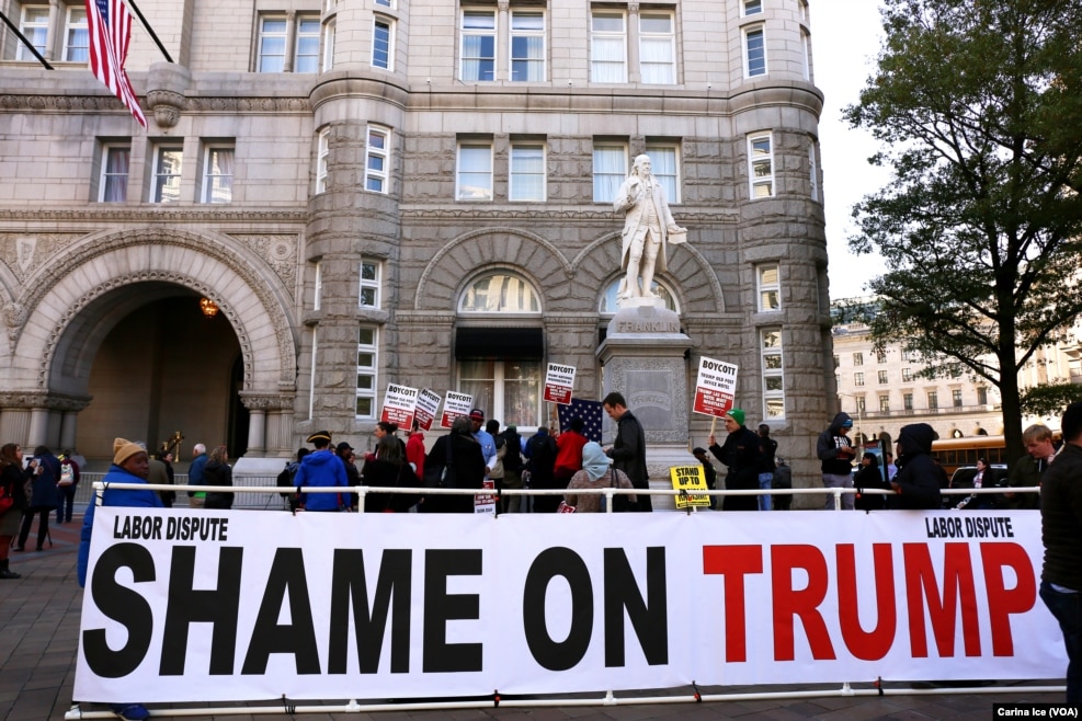 在华盛顿，在川普新开张的豪华酒店前面，有人示威，大标语说&ldquo;劳工争端 川普可耻&rdquo;