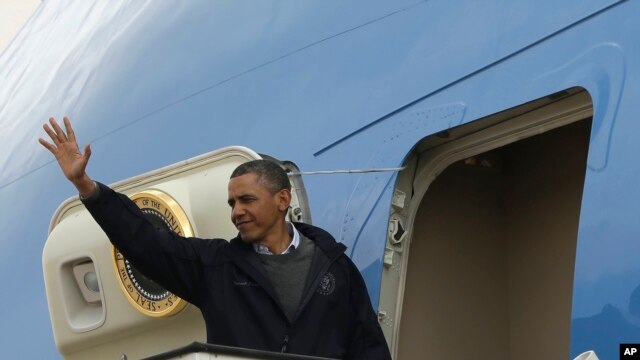 Tổng thống Barack Obama vẫy chào từ chuyên cơ Air Force One trước khi cất cánh ở phi trường Queen Alia, Amman, rời Jordan, ngày 23/3/2013.