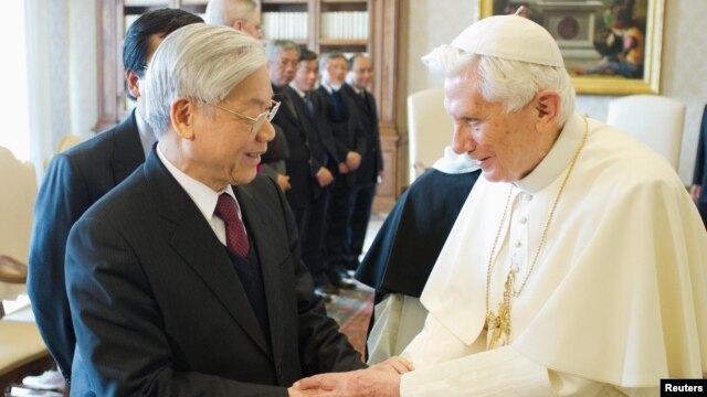 Đức Giáo Hoàng Benedicto XVI và Tổng bí thư đảng CSVN Nguyễn Phú Trọng tại Vatican, ngày 22/1/2013.