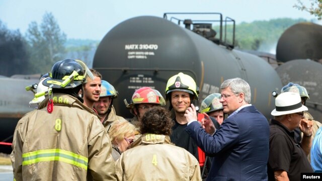 Thủ tướng Canada Stephen Harper đến thị sát hiện trường tai nạn và cho biết nơi này trông giống một bãi chiến trường