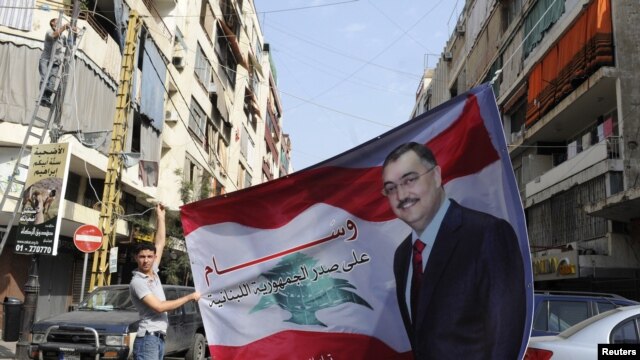 Một người Hồi giáo Sunni giương cao hình ông Wissam al-Hassan ở quận Tariq al-Jadideh, tại Beirut, ngày 20/10/2012. 