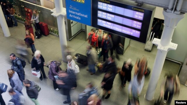 Hành khách đến từ chuyến tàu Eurostar tại ga St Pancras ở London, ngày 10/10/2014. Anh Quốc cho biết sẽ, bắt đầu sàng lọc hành khách vào Anh thông qua hai sân bay chính của London và các chuyến tàu Eurostar.