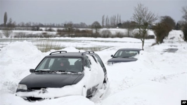 Cars are stuck in drifting snow near the northern German town of Soehlen, 10 Jan 2010
