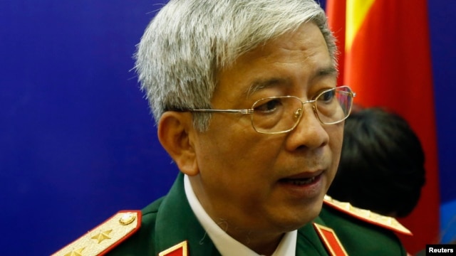 Thứ trưởng Quốc phòng Việt Nam nói rằng nếu đúng là Trung Quốc đã đặt hai khẩu pháo tự hành trên đảo nhân tạo mà Bắc Kinh xây dựng ở Biển Đông thì đó là một diễn biến đáng lo ngại.