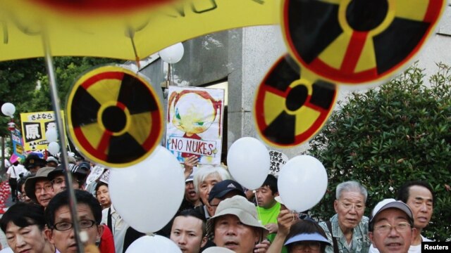 Anti-nuclear demonstrators gather outside Japanese Prime Minister Yoshihiko Noda's official residence in Tokyo, August 10, 2012.